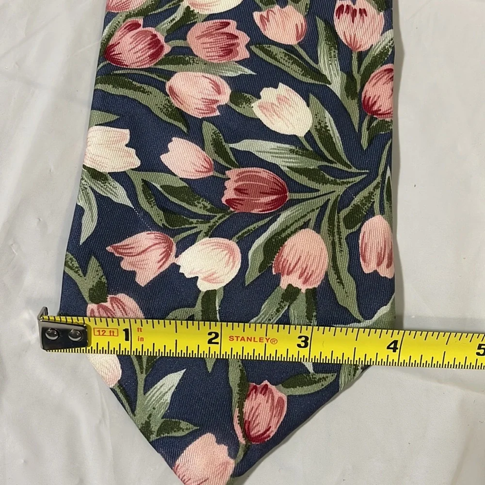 Nameless men’s tulip tie 100% silk like new 4”W x 58L. Tie makes a statement! - Picture 4 of 6